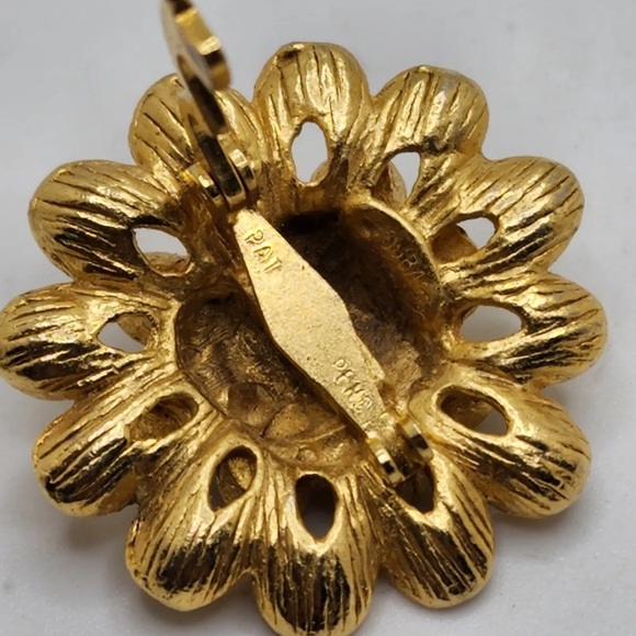 Vintage Dubarry Fifth Avenue Scarf Clip Flower Gold Tone Metal Round - Picture 3 of 4